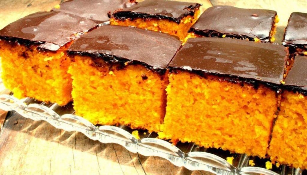 bolo de cenoura com cobertura de chocolate