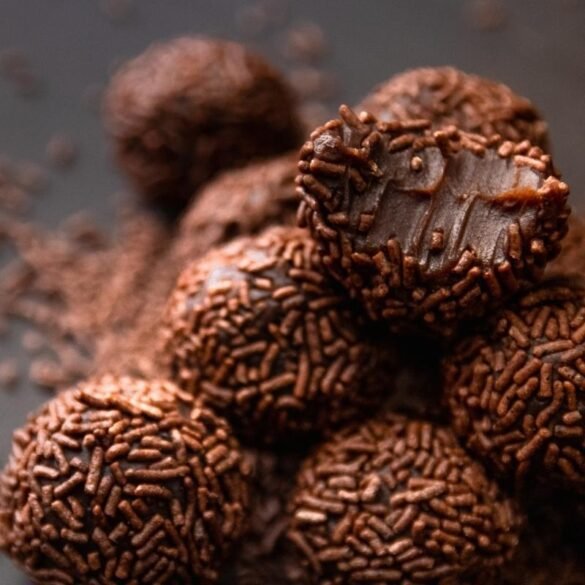 Receita de brigadeiro tradicional mordido mostrando a textura cremosa e macia por dentro