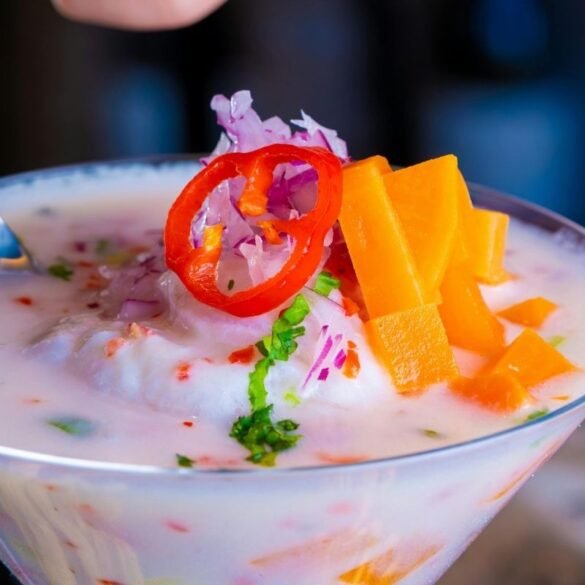 ceviche de peixe branco com cubos de manga
