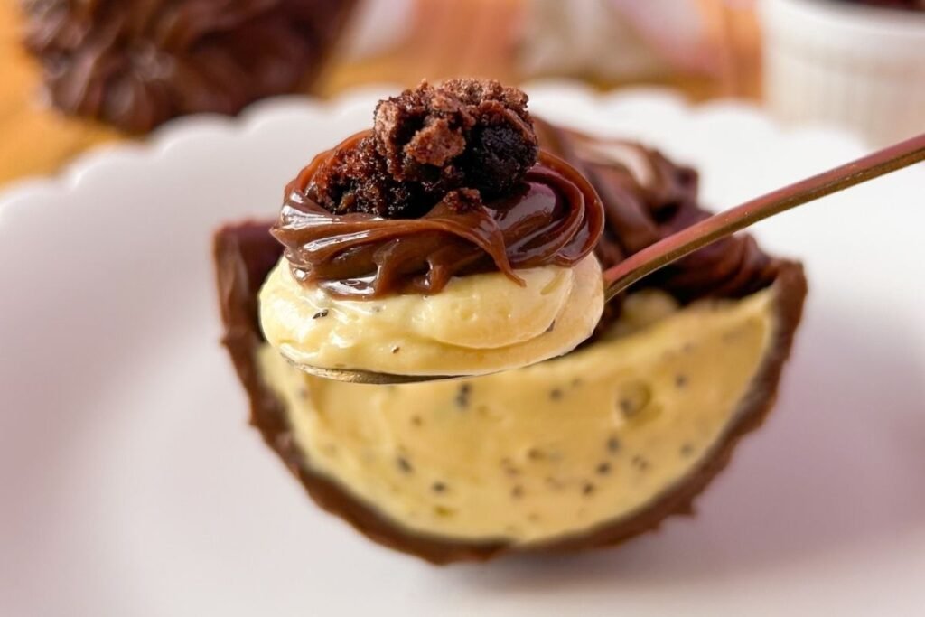 ovo de colher com mousse de maracujá e brigadeiro